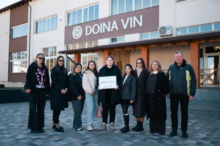 Grupul vizitei GROW Moldova în fața clădirii Doina Vin, cu placa proiectului