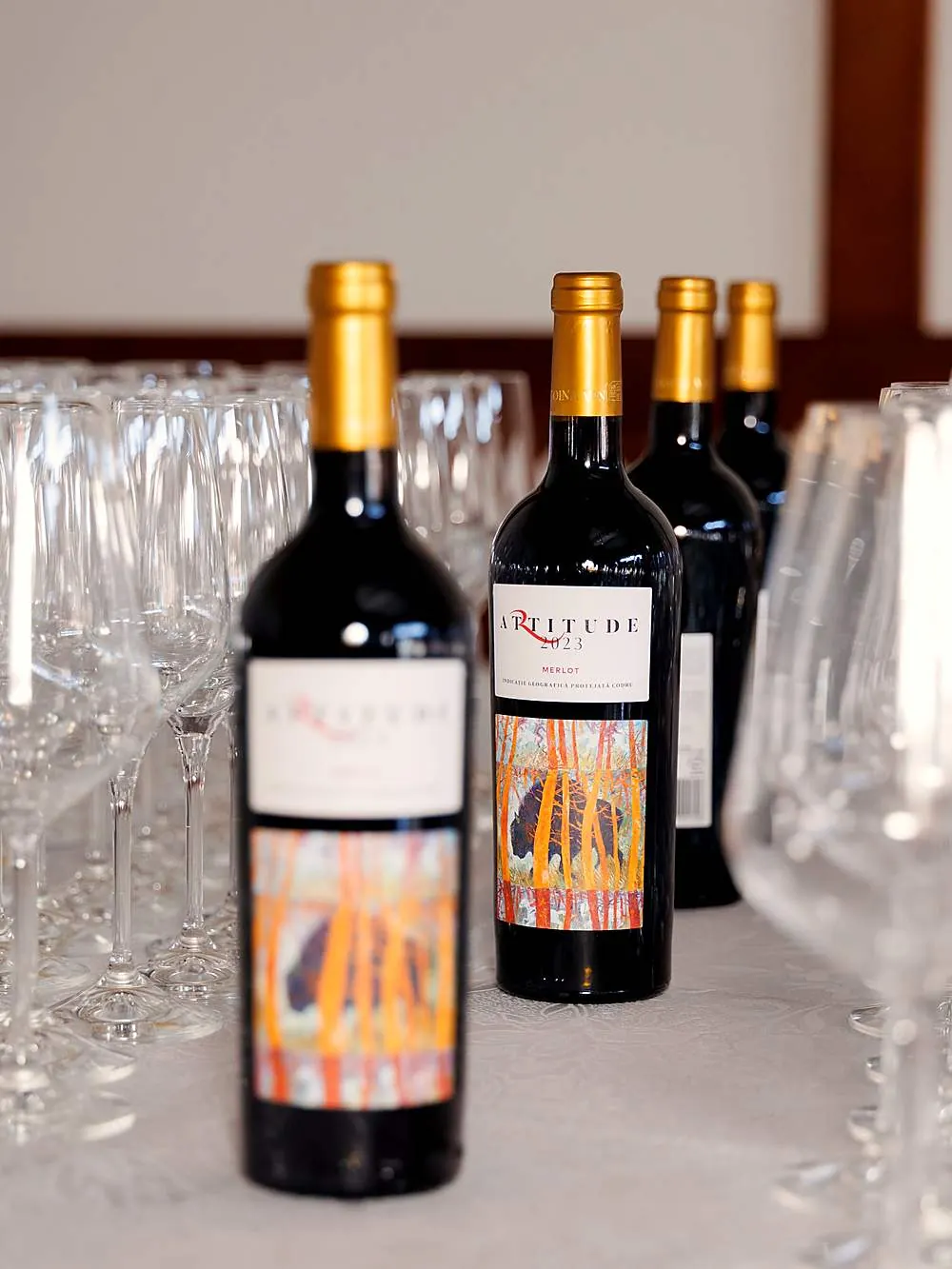 Sticle Artitude Merlot 2023 printre pahare, pregătite pentru o degustare