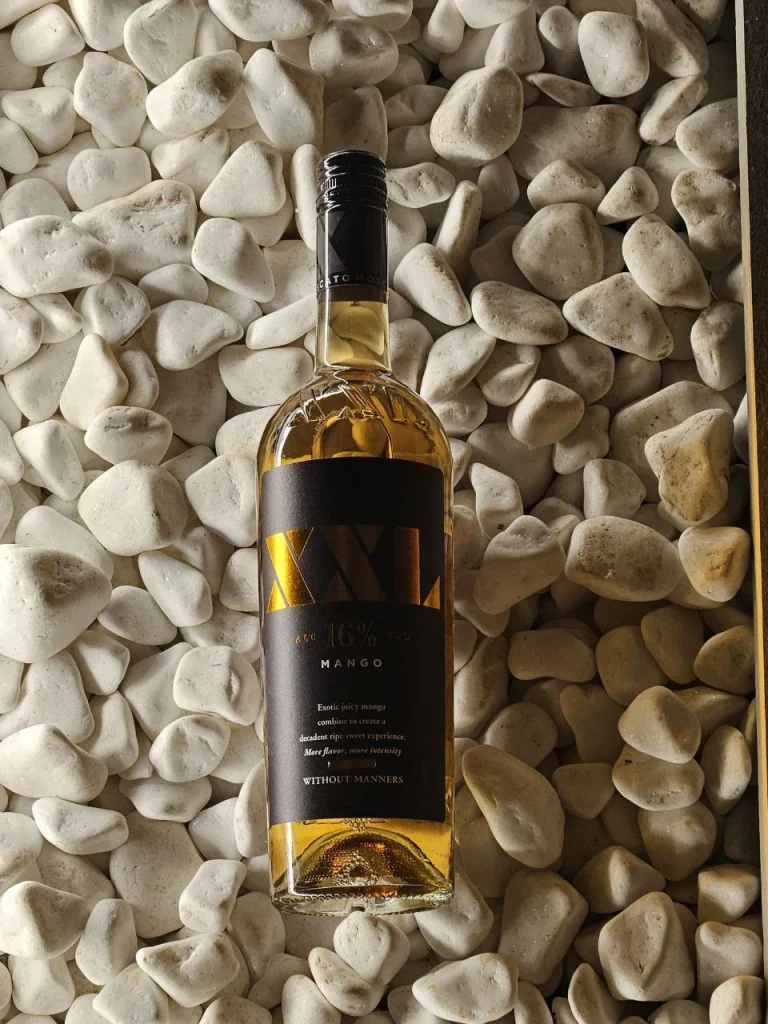 Sticlă de XXL Mango, 16% vol, pe pietre albe